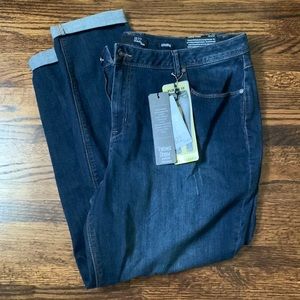 1822 Denim size 22W skinny with slight distress. NWT